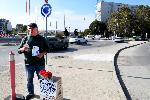 Варненският зевзек Росен Марков протестира заради зачестили катастрофи  на кръгово във Варна