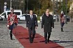 На площад "Св.Александър Невски" се провежда церемония по официалното посрещане на унгарския президент Тамаш Шуйок