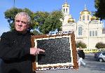 Варненският зевзек Росен Марков показва картина подарък за Гонзо