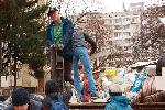 София - Доброволци и кметът Терзиев чистят квартал Люлин
