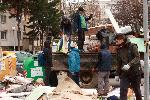 София - Доброволци и кметът Терзиев чистят квартал Люлин
