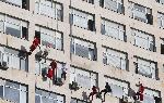 Варна - Дядо коледа с подаръци за малките пациенти в болница