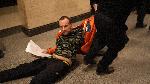 Ескалация пред кабинета на Сарафов, полицията извежда със сила протестиращите