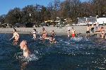 Варненски ентусиасти започнаха годината с къпане в морето