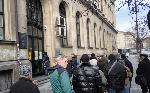 Опашка за първата пенсия в евро се изви пред Централна поща в София