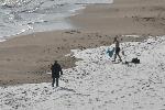 Снегът в Бургас примами желаещ да моржува в морето