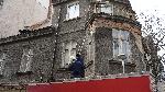 София - Пожарникари обезопасяват падащи елементи от сграда