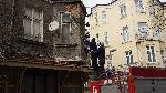 София - Пожарникари обезопасяват падащи елементи от сграда