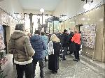 Вече се образува опашка за първата пощенска марка "България в еврозоната"