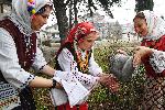 Тополи -Празник с песни, танци, „бебе“ и фалически закачки<br />
<br />