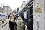 Опашка от любопитни да влязат във  Френската резиденция