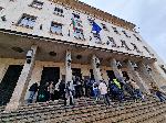 Опашка се изви пред БНБ за първата колекционерска монета в евро
