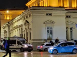 Мъж се нахвърли върху полицай пред парламента