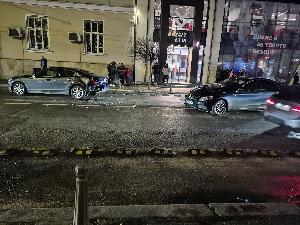 Катастрофа в центъра на София: няколко автомобила с тежки щети край „Кристал“