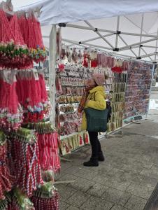 В Плевен започна базарът за продажба на мартеници в централната градска част
