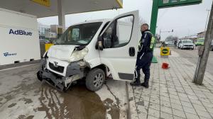 В Хасково на шофьор му прилоша, удари се в пикап и спря на метри от бензинколонка