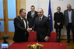 София - Гроздан Караджов подписва договори за жп транспорта