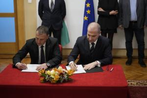 София - Гроздан Караджов подписва договори за жп транспорта
