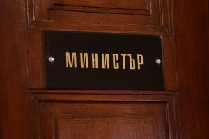София - Гроздан Караджов подписва договори за жп транспорта