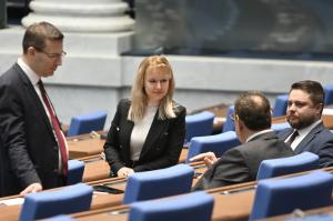 Напрежение пред трибуната на Народното събрание в началото на заседанието заради случая 'Петрохан'