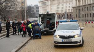 Възрастен мъж припадна на стълбите на Българска народна банка