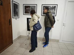 Уникална изложба в Севлиево противопостави ИИ с мисленето на фотографи