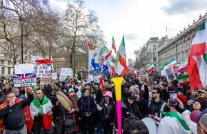 Голям протест против ислямския режим в Иран пред Даунинг стрийт в Лондон
