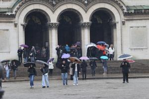 Времето в София е дъждовно и сравнително топло за февруари