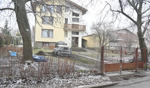Запалиха автомобила и входната врата на кмета на Бистрица