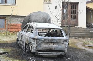 София - Запалиха автомобила и входната врата на кмета на Бистрица