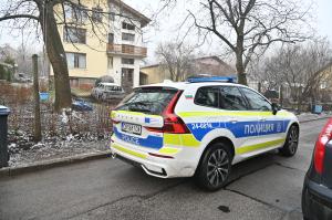 София - Запалиха автомобила и входната врата на кмета на Бистрица