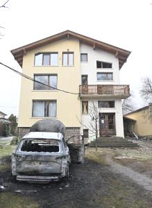 София - Запалиха автомобила и входната врата на кмета на Бистрица