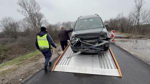 Челен сблъсък между два Фолксвагена прати жена в болницата на Хасково.