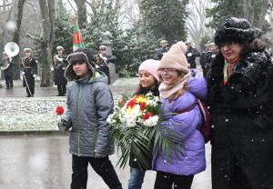 Варна - Поклонение пред паметникан на Васил Левски