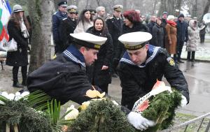 Варна - Поклонение пред паметникан на Васил Левски