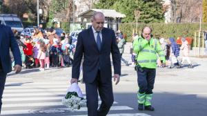 Румен Радев поднася цветя пред паметника на Апостола