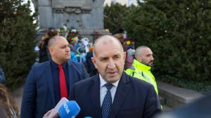 София - Румен Радев отдава почит пред паметника на Васил Левски