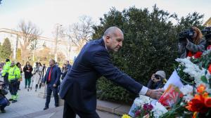 София - Румен Радев отдава почит пред паметника на Васил Левски