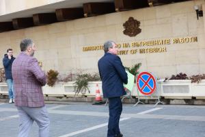 Докато медиите чакат предаването на властта в МВР, Тошко Йорданов влезе в сградата с голяма папка в ръце и даде изявление