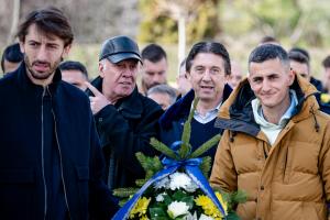 Футболисти и ръководители на ПФК Левски поднесоха цветя на паметника на Васил Левски
