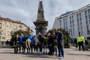 Футболисти и ръководители на ПФК Левски поднесоха цветя на паметника на Васил Левски