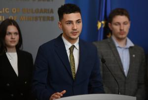 София - <br />Служебният премиер Андрей Гюров се среща със студенти участвали в протестите през декември