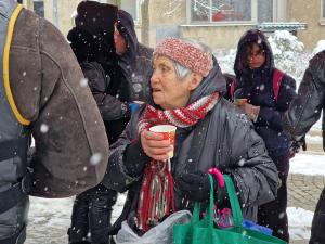 На трамвайната спирка 'Вишнева' мотористи раздават топъл обяд на нуждаещи се