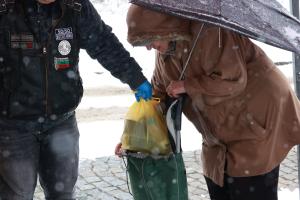 София - Мотористи раздават топъл обяд