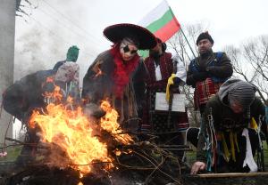 Варна -Кукерският празник на Сирни заговезни в село Тополи