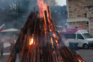 На площада в Панчарево запалиха огъня за Сирни Заговезни