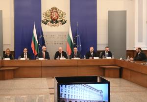 София - Брифинг на КЦ към Механизма за еврото<br />Служебният премиер Андрей Гюров се среща със студенти участвали в протестите през декември