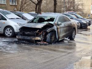 Запалиха кола в 'Люлин' след неправилно паркиране пред вход