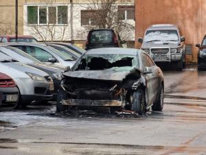 София - кв.Люлин - изгоряла кола заради паркиране пред вход