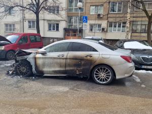 София - кв.Люлин - изгоряла кола заради паркиране пред вход